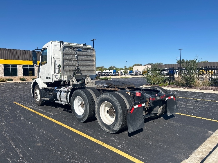 2020 Volvo VNR 640 in Melrose Park, IL — photo 5