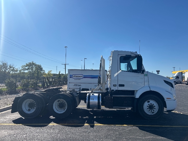 2020 Volvo VNR 640 in Melrose Park, IL — photo 8