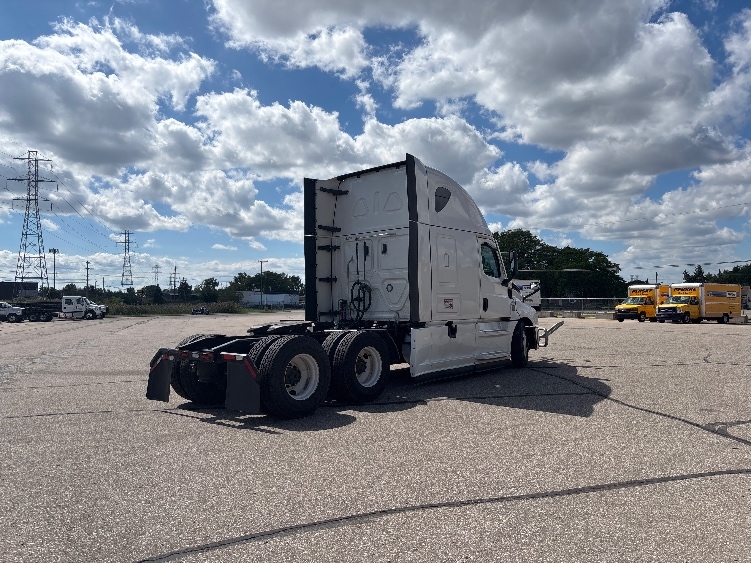 2024 Freightliner Cascadia in Akron, OH — photo 7
