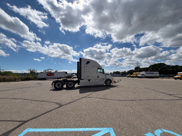 2024 Freightliner Cascadia in Akron, OH — photo 8