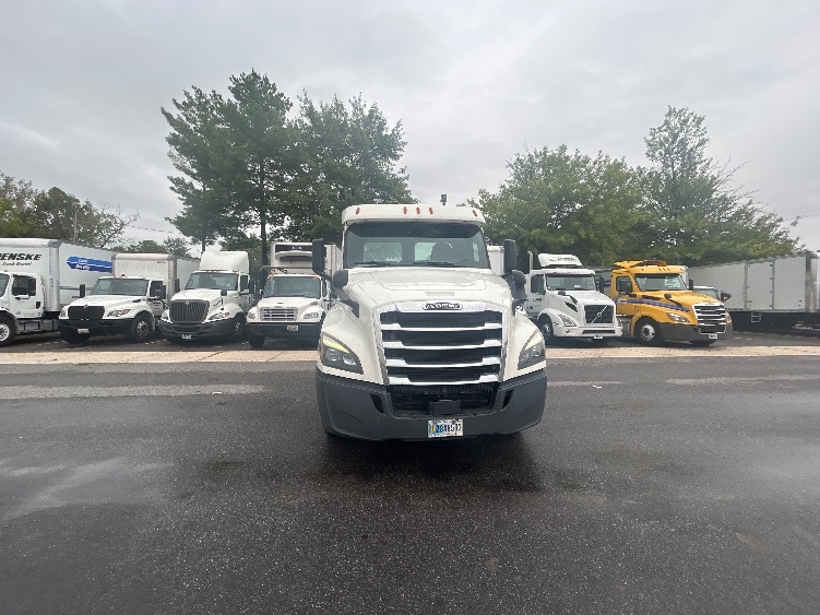 2020 Freightliner Cascadia in Baltimore, MD — photo 2