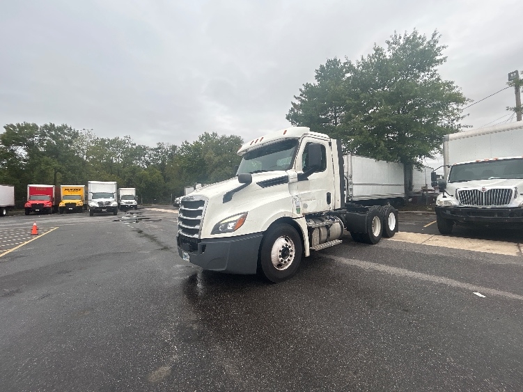 2020 Freightliner Cascadia in Baltimore, MD — photo 3