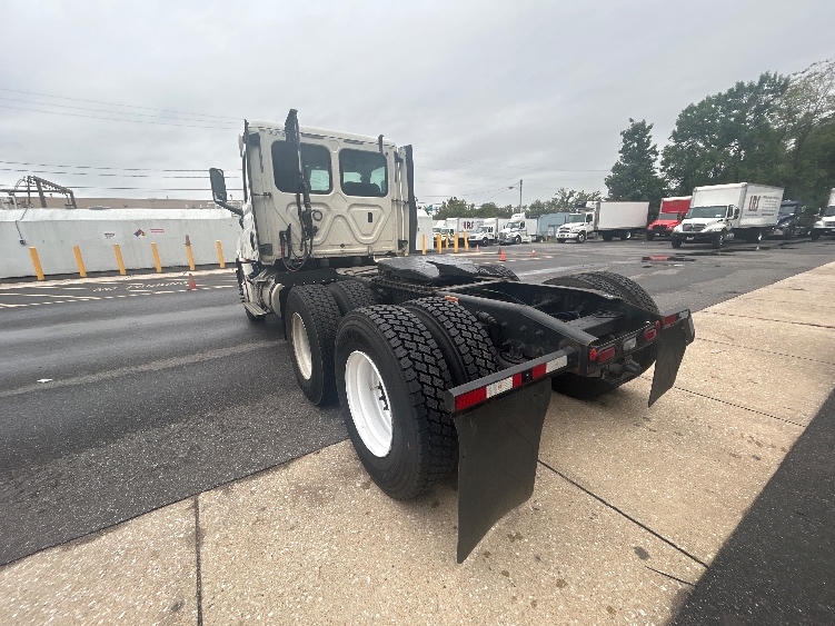 2020 Freightliner Cascadia in Baltimore, MD — photo 4