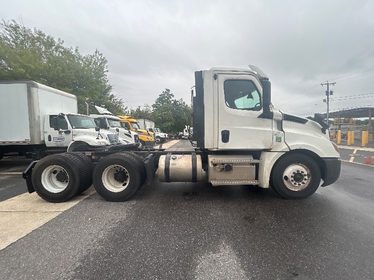 2020 Freightliner Cascadia in Baltimore, MD — photo 7