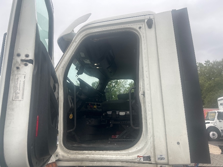2020 Freightliner Cascadia in Baltimore, MD — photo 8