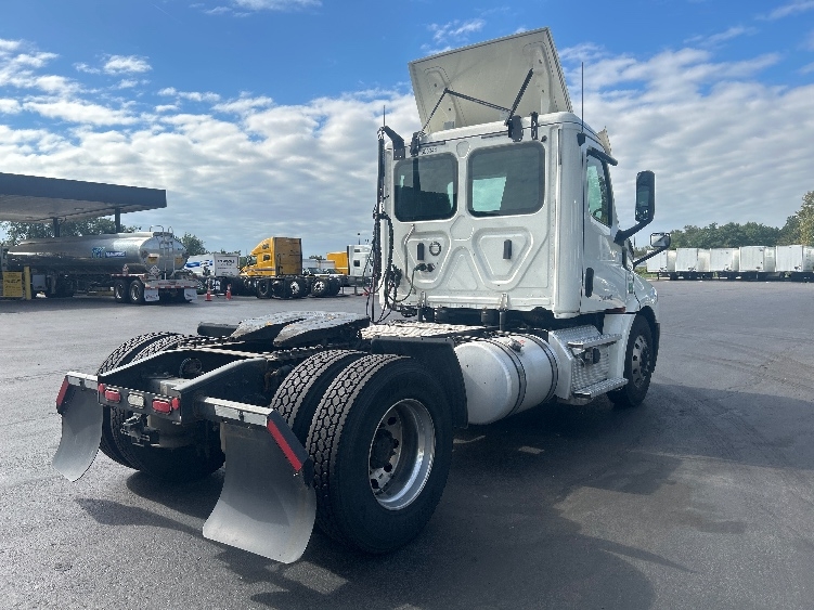 2020 Freightliner Cascadia in Dayton, NJ — photo 7