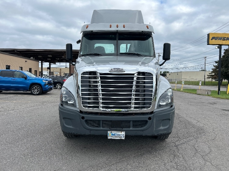 2020 Freightliner Cascadia in Rochester, NY — photo 2