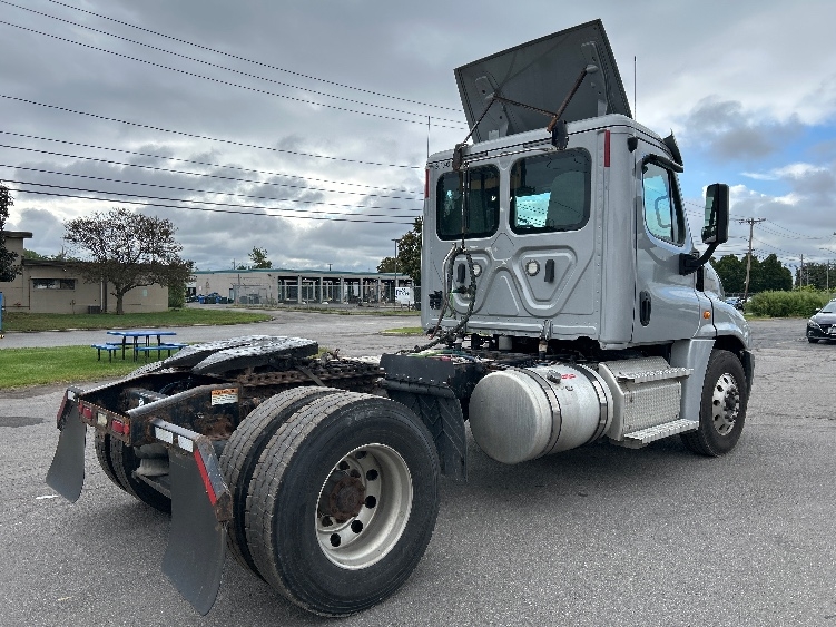 2020 Freightliner Cascadia in Rochester, NY — photo 7