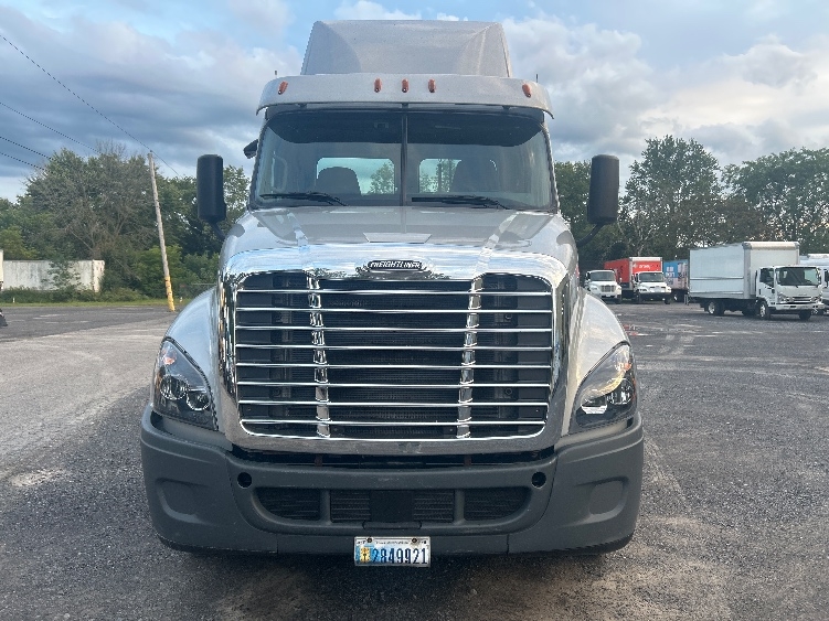 2020 Freightliner Cascadia in Fredonia, NY — photo 2