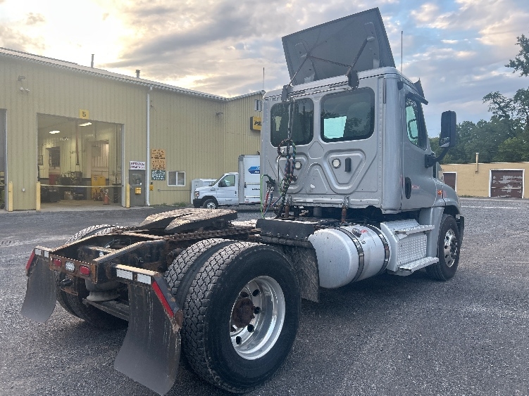 2020 Freightliner Cascadia in Fredonia, NY — photo 7