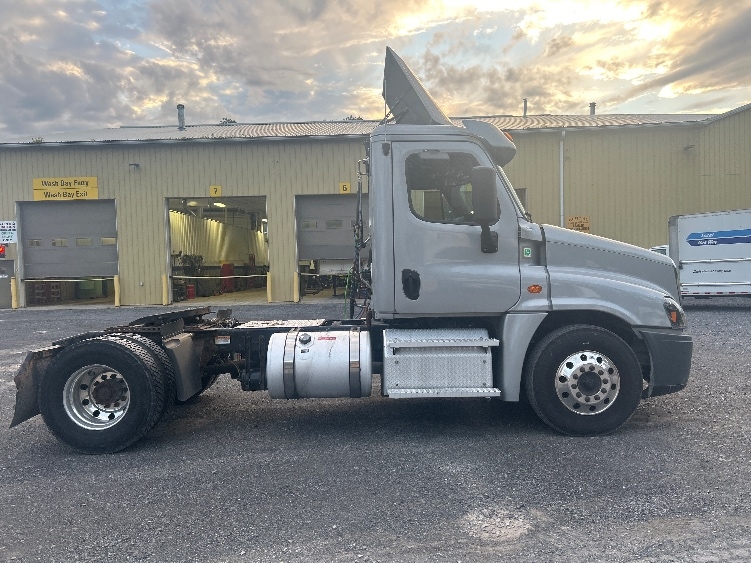 2020 Freightliner Cascadia in Fredonia, NY — photo 8