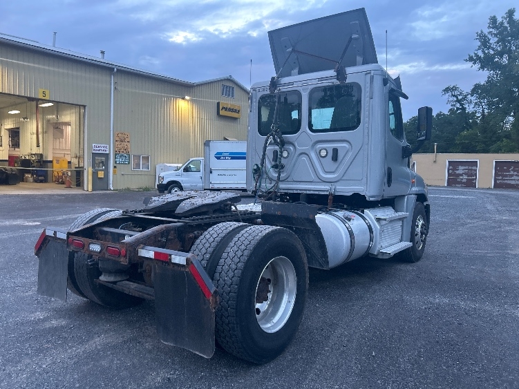 2020 Freightliner Cascadia in Fredonia, NY — photo 7