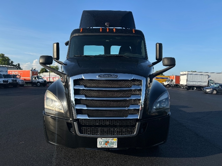 2019 Freightliner Cascadia in Tampa, FL — photo 2