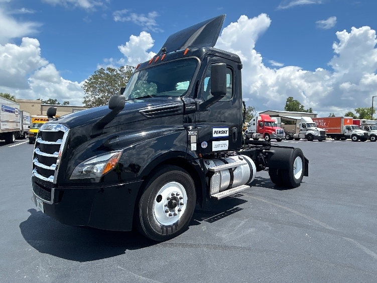 2019 Freightliner Cascadia in Tampa, FL — photo 3