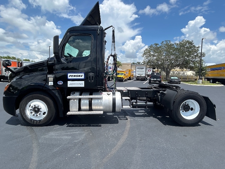 2019 Freightliner Cascadia in Tampa, FL — photo 4