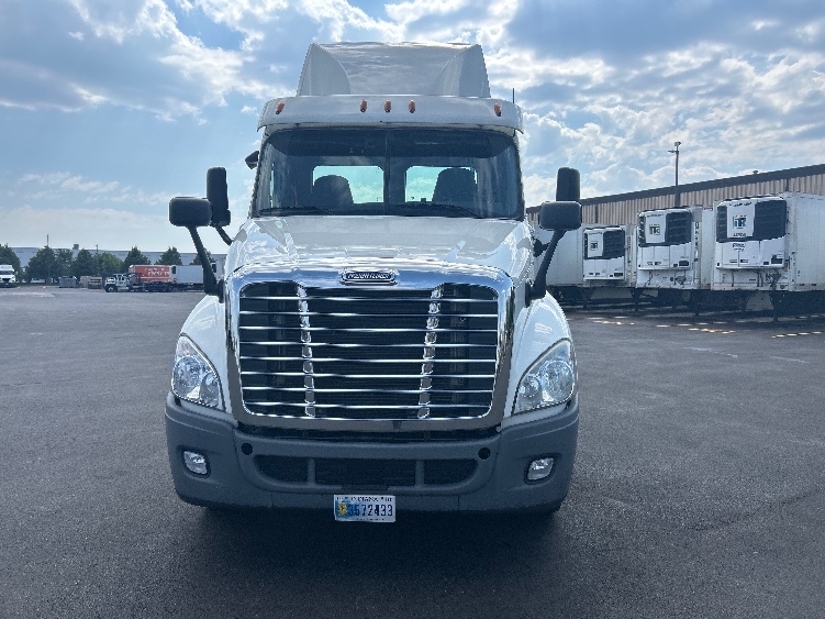 2020 Freightliner Cascadia in Sturtevant, WI — photo 2