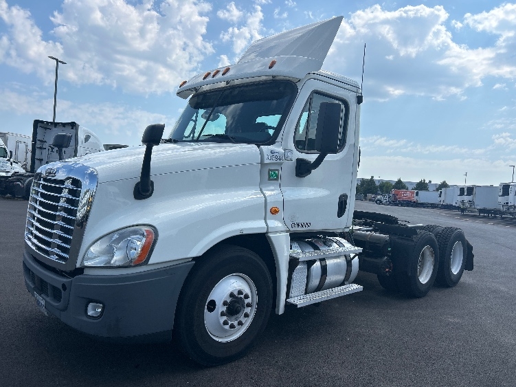 2020 Freightliner Cascadia in Sturtevant, WI — photo 3