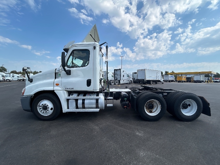 2020 Freightliner Cascadia in Sturtevant, WI — photo 4