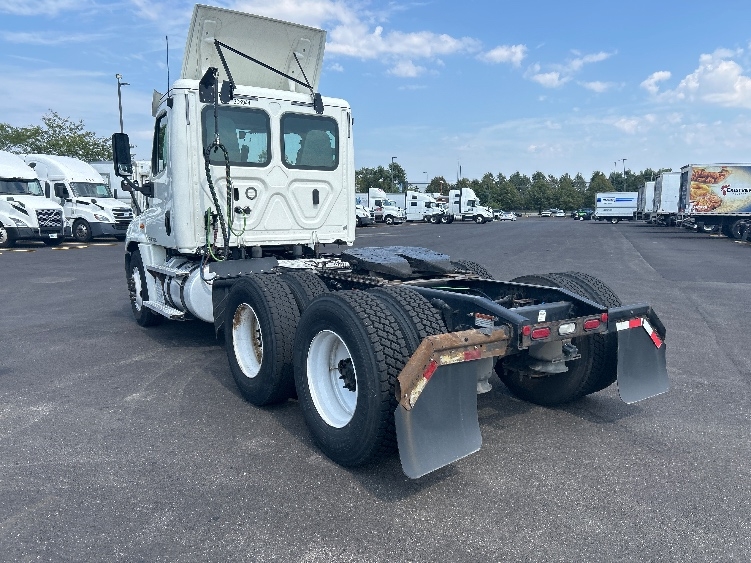 2020 Freightliner Cascadia in Sturtevant, WI — photo 5