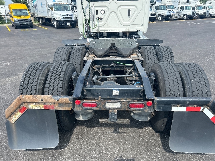 2020 Freightliner Cascadia in Sturtevant, WI — photo 6