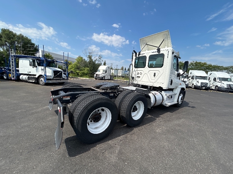 2020 Freightliner Cascadia in Sturtevant, WI — photo 7