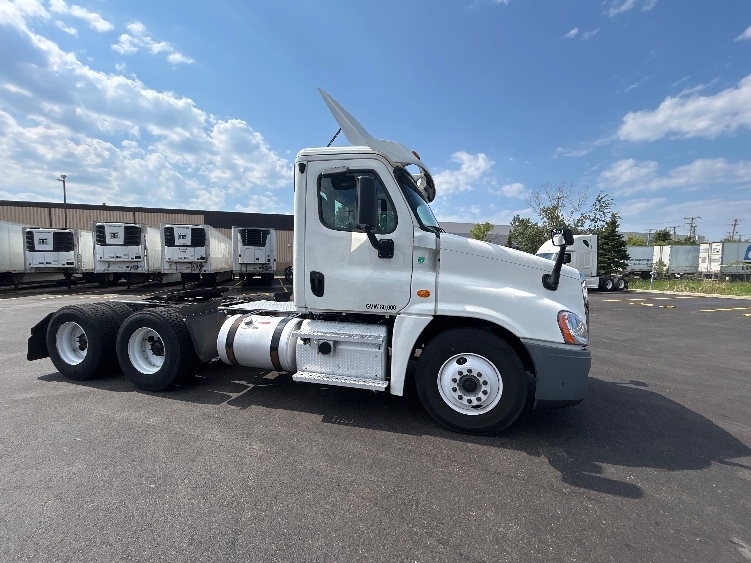 2020 Freightliner Cascadia in Sturtevant, WI — photo 8