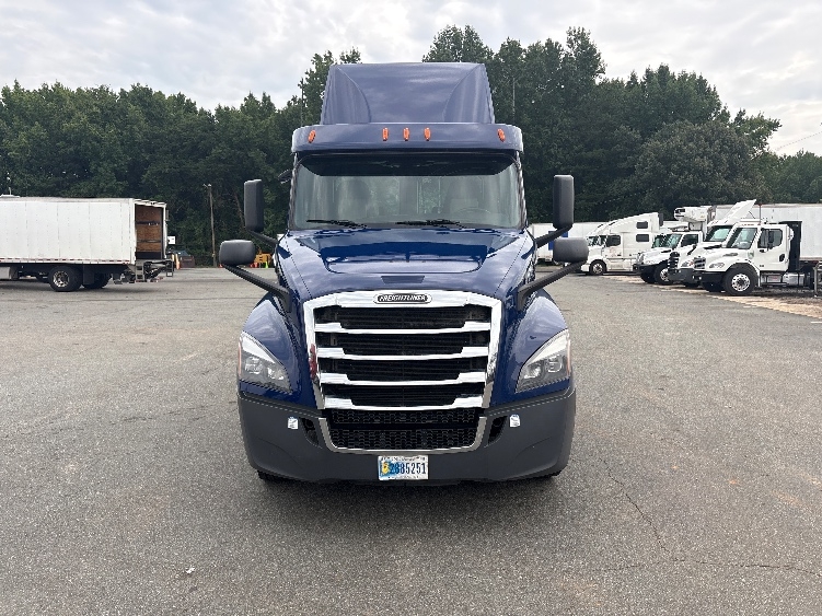 2020 Freightliner Cascadia in Greensboro, NC — photo 2