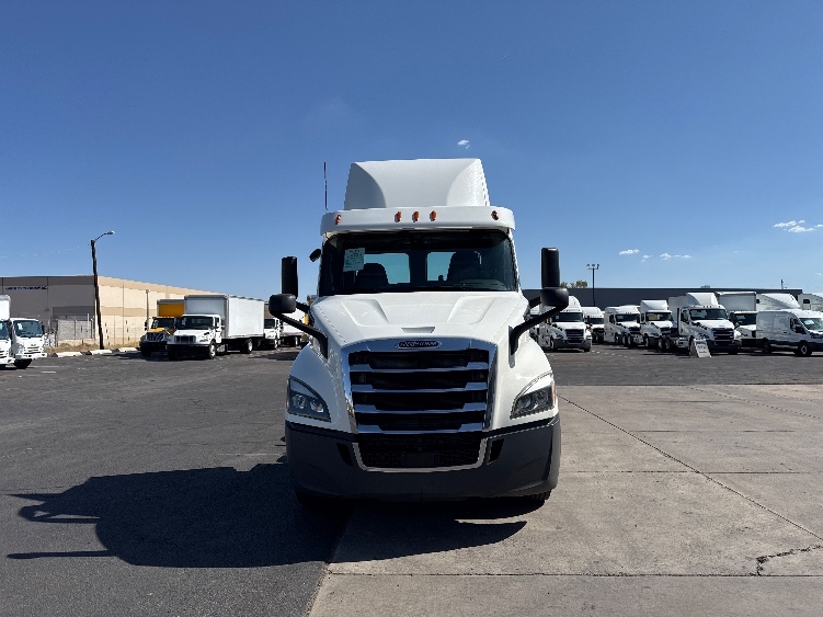 2020 Freightliner Cascadia in Phoenix, AZ — photo 2
