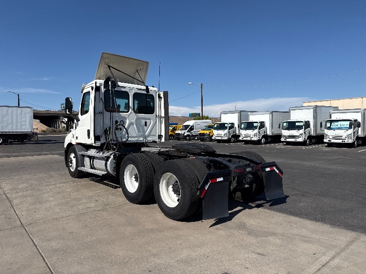 2020 Freightliner Cascadia in Phoenix, AZ — photo 5