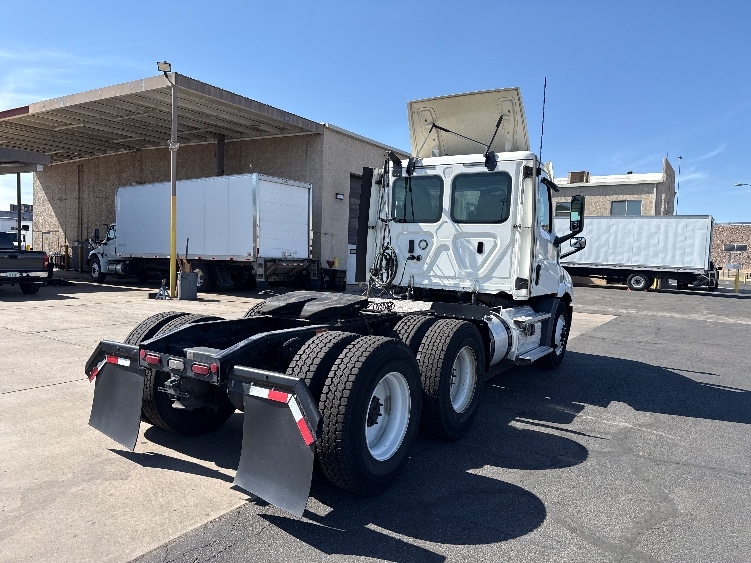 2020 Freightliner Cascadia in Phoenix, AZ — photo 7