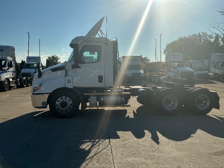 2020 Freightliner Cascadia in Springfield, MA — photo 4