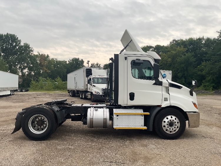2020 Freightliner Cascadia in Melrose Park, IL — photo 8