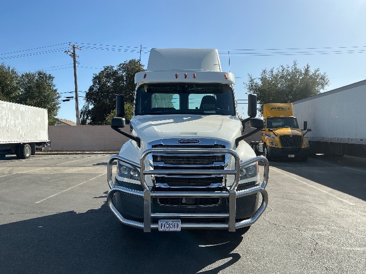 2018 Freightliner Cascadia in West Sacramento, CA — photo 2