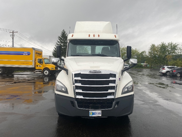 2018 Freightliner Cascadia in Binghamton, NY — photo 2