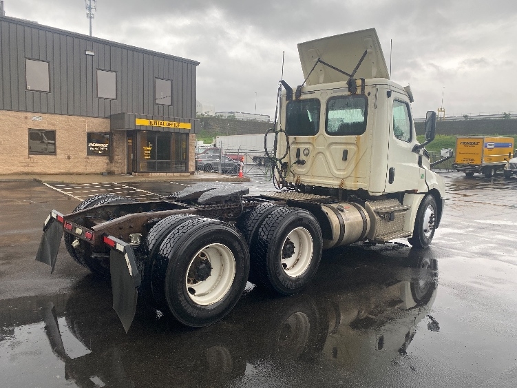 2018 Freightliner Cascadia in Binghamton, NY — photo 7