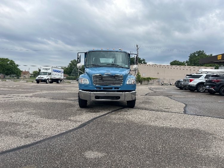 2020 Freightliner eM2 in Warren, MI — photo 2