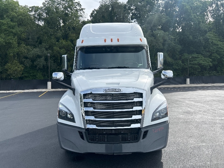 2021 Freightliner Cascadia in Byron Center, MI — photo 2