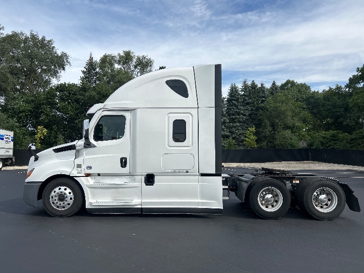 2021 Freightliner Cascadia in Byron Center, MI — photo 4