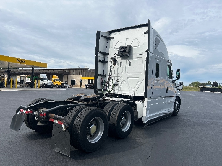 2021 Freightliner Cascadia in Byron Center, MI — photo 7