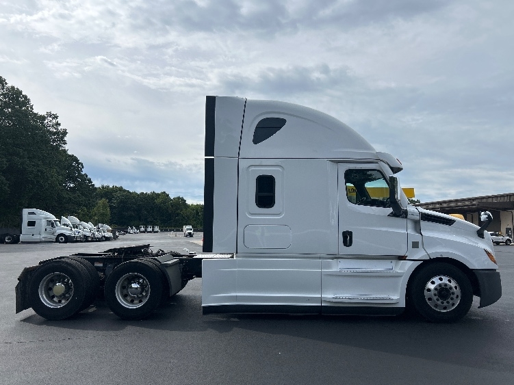 2021 Freightliner Cascadia in Byron Center, MI — photo 8