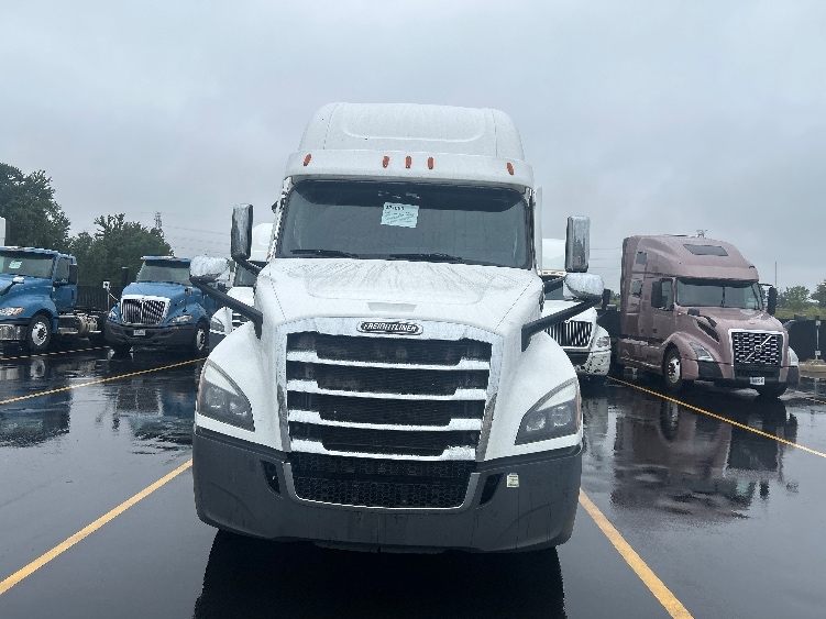 2021 Freightliner Cascadia in Byron Center, MI — photo 2