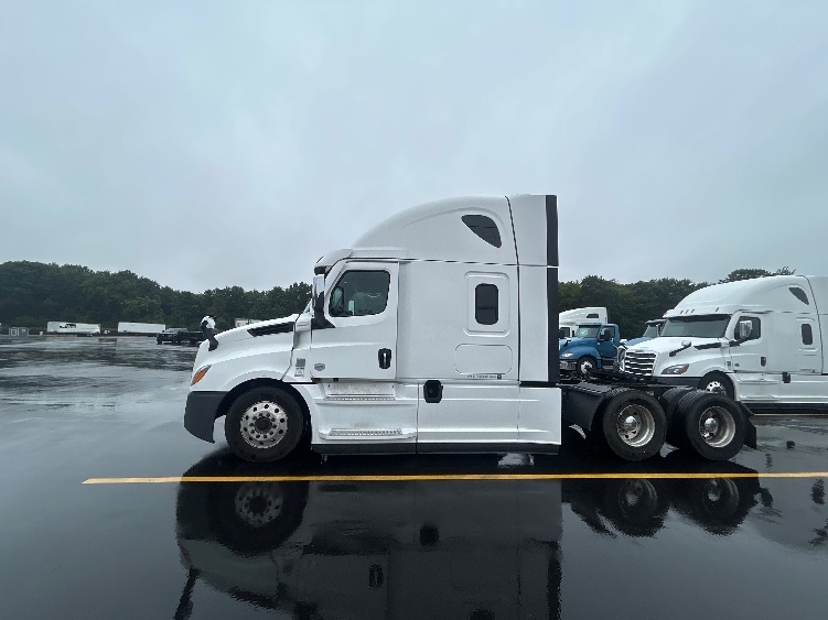 2021 Freightliner Cascadia in Byron Center, MI — photo 4