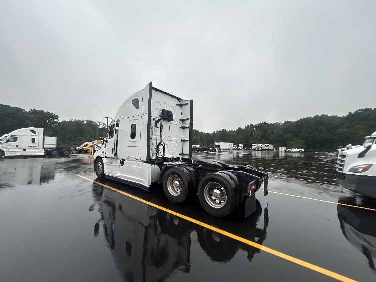2021 Freightliner Cascadia in Byron Center, MI — photo 5