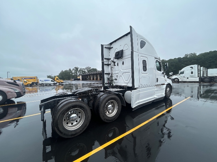 2021 Freightliner Cascadia in Byron Center, MI — photo 7