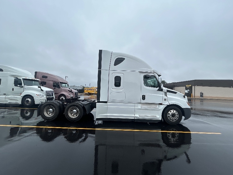 2021 Freightliner Cascadia in Byron Center, MI — photo 8