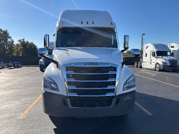2021 Freightliner Cascadia in Byron Center, MI — photo 2
