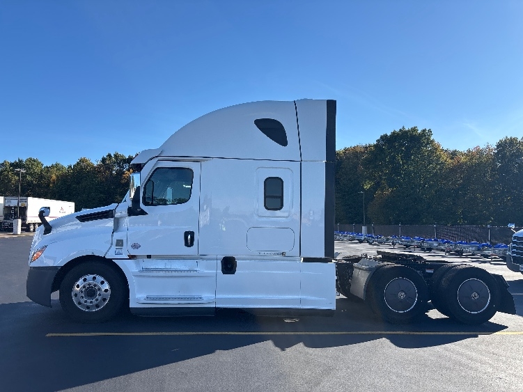 2021 Freightliner Cascadia in Byron Center, MI — photo 4