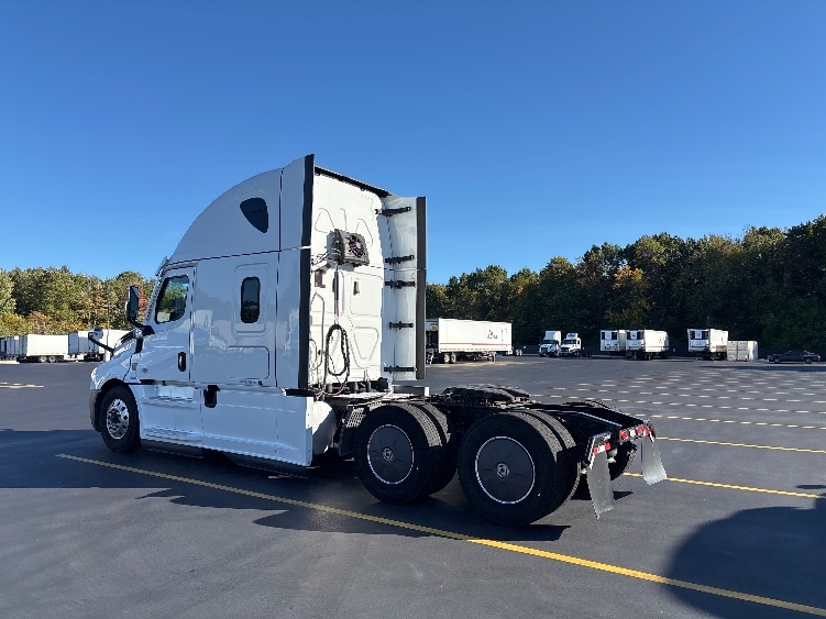 2021 Freightliner Cascadia in Byron Center, MI — photo 5