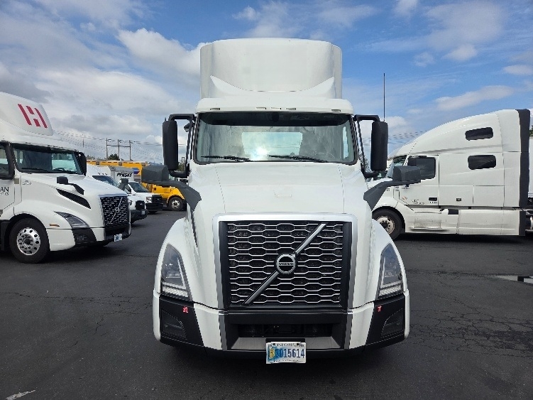 2021 Volvo VNL 300 in Kent, WA — photo 2