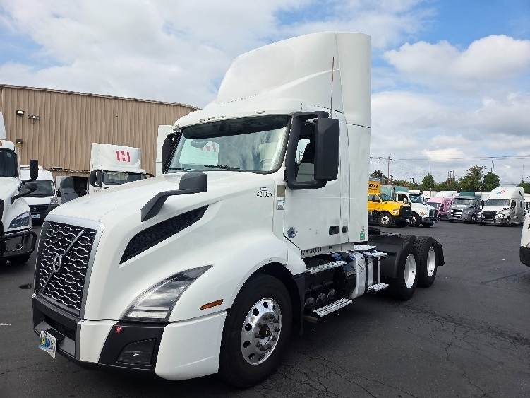 2021 Volvo VNL 300 in Kent, WA — photo 3